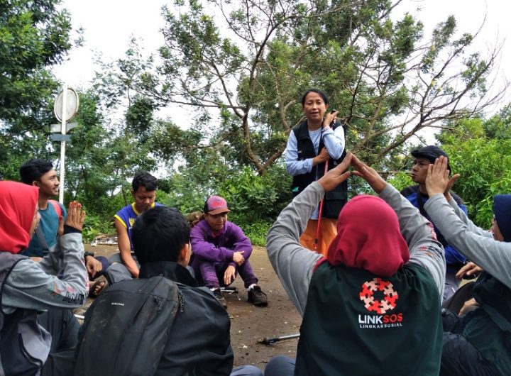 Pelatihan Bahasa Isyarat di Gunung Panderman