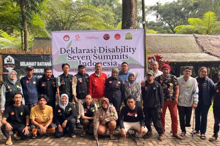 Disability Seven Summits Kibarkan Bendera di Puncak Batu Tulis OYPMK Mendaki Gunung