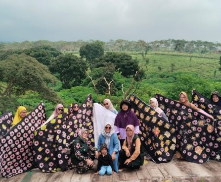 Anggota Kelompok Batik Tuli Edukasi Wisatawan di Kebun Teh Wonosari