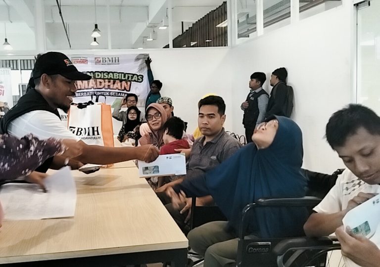BMH Malang Berbagi Kebahagiaan Ramadan untuk Disabilitas Spektrum Berat