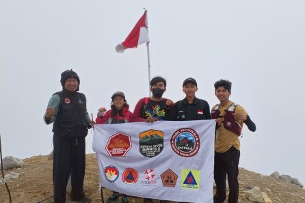 Difpala Seven Summits II Mendaki Tiga Puncak - di Puncak Gunung Welirang