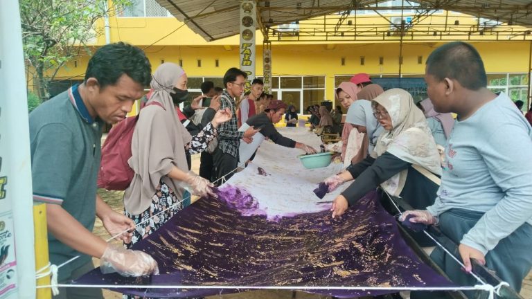 Batik Ciprat Disabilitas Karya 150 Difabel di Wisata Petik Madu (2)